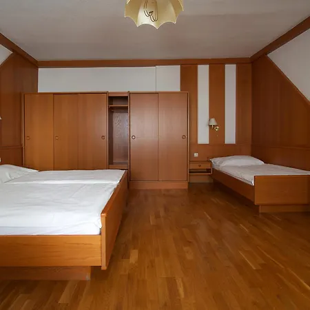 Hotel Goldenes Dachl 2*